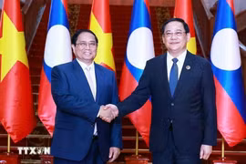 Le Premier ministre Pham Minh Chinh (à gauche) et son homologue lao Sonexay Siphandone aux 44e et 45e Sommets de l’ASEAN, à Vientiane, le 8 octobre 2024. Photo : VNA
