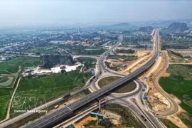 Vue aérienne du tronçon Mai Son - Autoroute nationale 45, reliant la province de Ninh Binh (Nord) à celle de Thanh Hóa (Centre). Photo : VNA