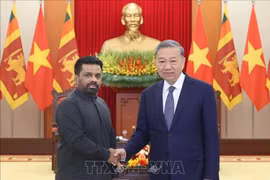 Le secrétaire général du Parti communiste du Vietnam (PCV), Tô Lâm (à droite) serre la main du président sri-lankais Anura Kumara Dissanayaka, à Hanoi, le 4 mai. Photo: VNA