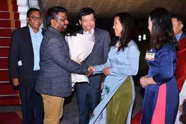 Le président sri-lankais Anura Kumara Dissanayaka (deuxième à partir de la gauche) à sa descente d’avion à l’aéroport international de Nôi Bai, à Hanoi, le 4 mai. Photo : VNA