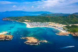 La station balnéaire de Quy Nhon possède une magnifique plage de sable blond de plusieurs kilomètres déserte en journée mais qui s’anime lorsque le soleil se couche. Photo: Internet