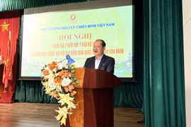 Le général de corps d’armée Bê Xuân Truong, vice-président du Comité central du Front de la Patrie du Vietnam et président de l’Association des vétérans vietnamiens, s’exprime lors de l’événement. Photo : VNA