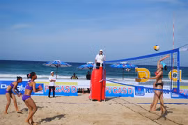 Des joueuses de beach-volley participent à un tournoi sur une plage de Dà Nang. Photo: VNS
