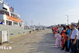 Les deux délégations quittant le port du Commandement de la région navale 2 à Hô Chi Minh-Ville, le 16 janvier. Photo : VNA