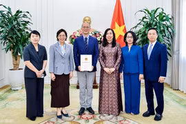 Cérémonie de remise de la licence autorisant la réouverture du bureau de la Korean Broadcasting System (KBS) au Vietnam. Photo : baoquocte.vn