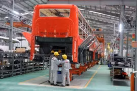 Des autocars sont fabriqués dans une usine de Kim Long Motor Hue JSC dans la province centrale de Thua Thiên-Huê. Photo : VNA