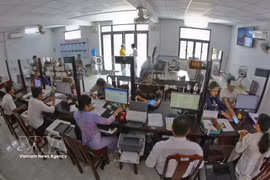 Des gens effectuent des procédures administratives au "Centre des services administratifs publics de la commune de Hoa Tiên, dans la ville de Cân Tho. Photo : VNA