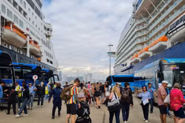 Le Celebrity Solstice et le Vasco Da Gama au port de croisière international de Ha Long à Quang Ninh. Photo : tienphong.vn
