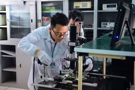 La protection et le respect des droits de propriété intellectuelle devraient contribuer à la promotion de l'innovation technologique et au transfert et à la diffusion de la technologie, à l'avantage mutuel de ceux qui génèrent et de ceux qui utilisent des connaissances techniques et d'une manière propice au bien-être social et économique, et à assurer un équilibre de droits et d'obligations. Photo d'illustration : VOV