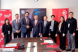 Le ministre vietnamien des Finances Ngô Van Tuân pose pour une photo souvenir avec des représentants de FinDev Canada. Photo : nhandan.vn