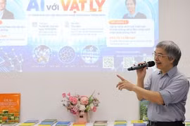 Le prof.associé-Dr Nguyên Hông Quang, vice-président et secrétaire général de la Société vietnamienne de physique, s’exprime lors du programme. Photo : chinhphu.vn