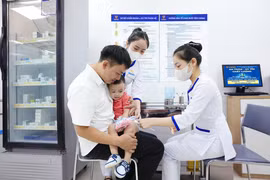 Un enfant de 23 mois reçoit le vaccin contre la maladie pieds-mains-bouche, le 25 septembre. Photo gricieusetée du VNVC
