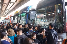 Une atmosphère d'effervescence règne à la gare routière Nuoc Ngâm, à Hanoi, le 29 août. Photo : VNA