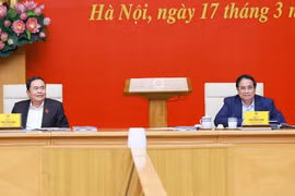Le membre du Politburo, secrétaire du Comité du Parti de l’Assemblée nationale, président de l’Assemblée nationale et chef de la mission de contrôle n°1910, Trân Thanh Mân (à gauche) et le membre du Politburo, secrétaire du Comité du Parti du gouvernement et Premier ministre Pham Minh Chinh, lors de la réunion. Photo: VNA