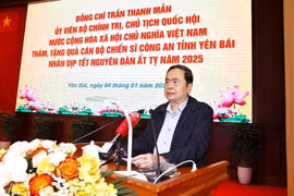 Le président de l’Assemblée nationale Trân Thanh Mân, lors de sa rencontre avec la police de Yên Bai, le 4 janvier. Photo: VNA