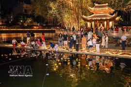 La Nuit du Festival des lanternes de Hô Van, au Temple de la Littérature, à Hanoi. Photo: VNA
