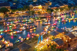 Les lanternes brillent de mille feux sur la rivière Hoài. Photo:baocamau.vn