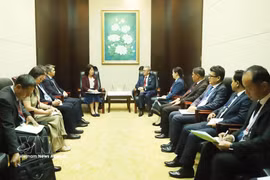 Le vice-Premier ministre et ministre lao des Affaires étrangères, Thongsavanh Phomvihane (à droite) reçoit la vice-ministre vietnamienne des Affaires étrangères, Nguyên Thi Hoàng Vân. Photo : VNA