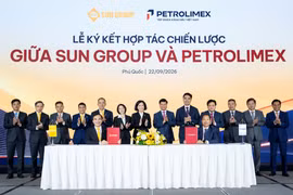 Nguyên Manh Quân, directeur général adjoint de Sun Group, et Nguyên Quang Dung, directeur général adjoint de Petrolimex, signent un accord de coopération stratégique entre les deux groupes. Photo : Petrolimex