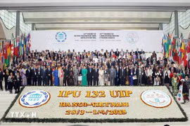 Le président de l'Assemblée nationale du Vietnam, Nguyên Sinh Hung, président de l'UIP-132, pose avec les délégués présents à l'UIP-132. Photo : VNA