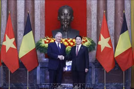 Le président Luong Cuong (à droite) et le roi Philippe de Belgique se serrent la main, à Hanoi, le 1er avril. Photo: VNA