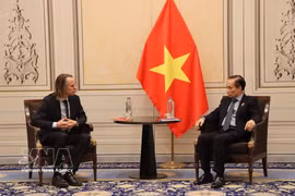 Le ministre des Affaires étrangères Lê Hoài Trung (à droite) et le secrétaire général adjoint du Parti du travail de Belgique (PTB), Benjamin Pestieau, à Bruxelles, le 24 octobre. Photo: VNA