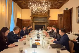 Le membre du Politburo et secrétaire du Comité du Parti de la ville de Hanoi, Trân Duc Thang rencontre des représentants d’Aquitara Fund et de 512 Capital B.V. Photo : Département des affaires extérieures de Hanoi