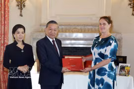 Le secrétaire général et président vietnamien Tô Lâm et son épouse font don d’ouvrages à la Bibliothèque royale de Belgique. Photo: VNA