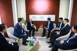 Rencontre entre le Premier ministre Pham Minh Chinh et le président de Cisco Asie-Pacifique, Japon et Grande Chine (APJC), Dave West, à Tianjin, le 25 juin. Photo : VNA