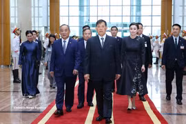 Le roi Maha Vajiralongkorn Phra Vajiraklaochaoyuhua et la reine Suthida Bajrasudhabimalalakshana de Thaïlande à leur arrivée à l’aéroport international de Nôi Bài, à Hanoi, le 14 septembre Photo: VNA