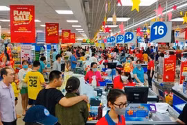 Clients dans un supermarché à Hô Chi Minh-Ville. Photo: VNA