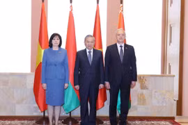 La présidente du Conseil de la République Natalya Kochanova, le secrétaire général du Parti communiste du Vietnam Tô Lâm et le président de la Chambre des représentants Igor Sergueïenko, à Minks, le 2 mai. Photo: VNA