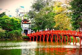 Le pont du Soleil levant, une passerelle sur le lac Hoàn Kiêm à Hanoi. Photo: doanhnghiepkinhtexanh.vn