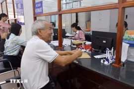 Des personnes effectuent leurs démarches administratives dans le nouveau quartier de Vung Tau. Photo : VNA