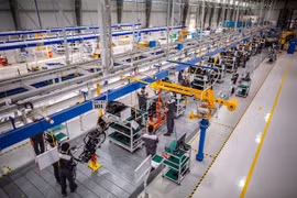 Des ouvriers assemblent des pièces sur une chaîne de production automobile à Hô Chi Minh-Ville. Le secteur industriel de la ville montre de forts signes de reprise. — Photo moit.gov.vn