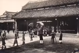 Le cortège royal passant par le Dai Cung Môn. Photo d’archives