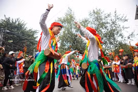 Des hommes du village de Triêu Khuc, à Hanoi, exécutent la danse traditionnelle «Con di danh bông». Photo: VNA