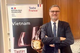 Olivier Brochet, ambassadeur de France au Vietnam, lors de la 17e édition du programme de dégustation de vins français «Tastin'France», tenue le premier avril à Hanoï. Photo: VOV