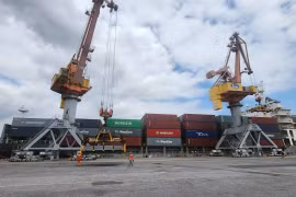 Des navires accostent au port de la Compagnie par actions du port de Hai Phong pendant les vacances du Nouvel An lunaire de l'Année du Cheval (2016). Photo : VNA 