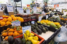Des gens font leurs courses dans un marché en Ontario, au Canada.