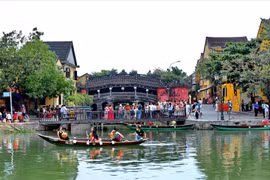 Touristes effectuant une balade sur la rivière Hoài, à Hôi An. Photo: VNP