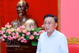 Le membre du Politburo et permanencier du Secrétariat du Comité central du Parti, Trân Câm Tu, préside la réunion mensuelle de la permanence du Comité du Parti des organes centraux du Parti, à Hanoi, 6 août. Photo : VNA