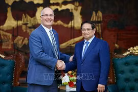 Le Premier ministre Pham Minh Chinh (à droite) et John Moolenaar, député de l’État du Michigan, chef de la délégation bipartite de la Chambre des représentants des États-Unis. Photo : VNA