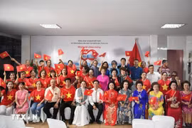Des ressortissants vietnamiens du Nord-Est de la Thaïlande réunis au consulat général du Vietnam dans la province de Khon Kaen pour célébrer le 50e anniversaire de la libération du Sud et de la réunification nationale. Photo : VNA