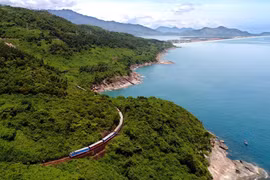 Ce n'est qu'après avoir pris place à bord du train de Thông Nhât, traversant chaque gare du pays, que l'on peut véritablement saisir la beauté du Vietnam. Photo: VietnamPlus