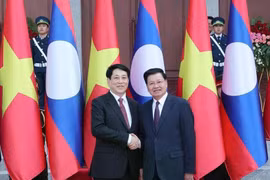 Le président vietnamien Luong Cuong (à gauche) rencontre le secrétaire général du Comité central du Parti populaire révolutionnaire lao et président lao Thongloun Sisoulith, à Vientiane, le 24 avril. Photo : VNA