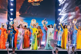 Miss Monde 2026 invite le public à vibrer au cœur de Nha Trang. Ici les 111 candidates gracieuses dans la tunique traditionnelle vietnamienne lors de la cérémonie d’ouverture de Miss Monde 2026, le 12 août 2026. Photo: Organisateurs