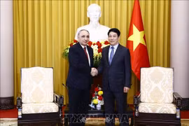 Le président de la République, Luong Cuong (à droite) serre la main du procureur général d’Azerbaïdjan, Kamran Bayram Aliyev, à Hanoi, le 24 mars. Photo: VNA