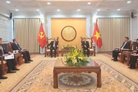 Le président de la Cour populaire suprême, Lê Minh Tri (au centre, à gauche), et le procureur général d’Azerbaïdjan, Kamran Bayram Aliyev. Photo: VNA