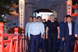 Le Premier ministre Pham Minh Chinh (1er, gauche) et le Pdg de NVIDIA Corporation, Jensen Huang (centre) visitant le temple Ngoc Son et le lac Hoàn Kiêm. Photo : NIC